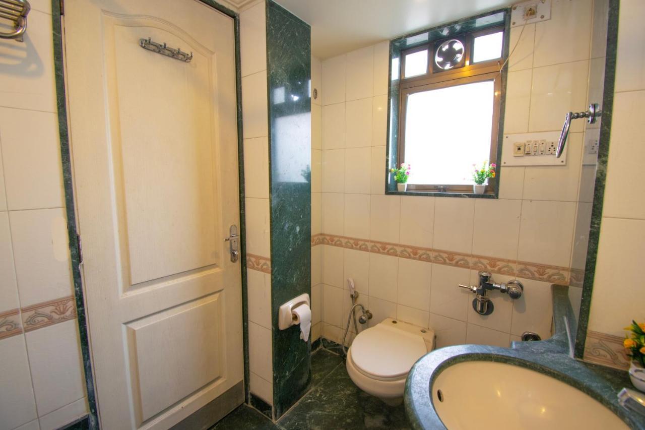 Octave Bund Garden Hotell Pune Exteriör bild